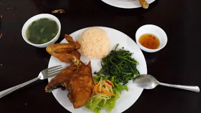 a trần - cơm gà xối mỡ - quán ăn nhỏ