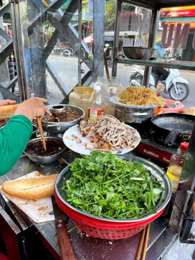 bánh mì cô nữ (vietnamese banh my pate) - gian hàng rong