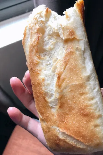 bánh mì ông tròn - nhà hàng