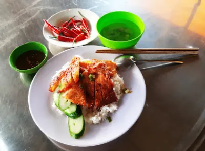 cơm trưa bình dân - quán ăn nhỏ