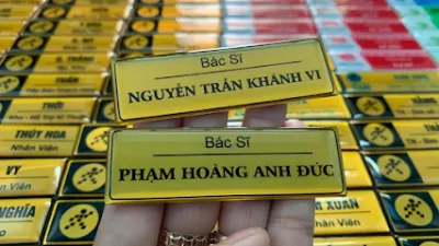 làm bảng tên nhân viên - cửa hàng in ấn