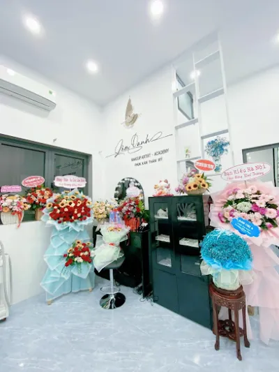 lâm oanh makeup - nghệ sĩ trang điểm