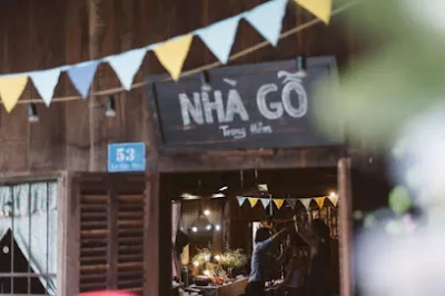 nhà gỗ trong hẻm - nghệ sĩ trang điểm