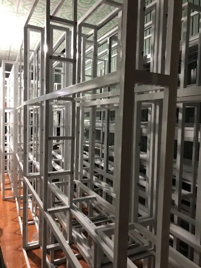 nhôm kính hoà phát - thợ cơ khí