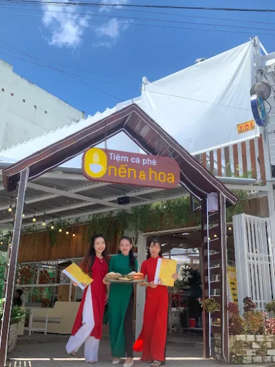 tiệm cà phê nến  hoa có cơm niêu - quán cà phê