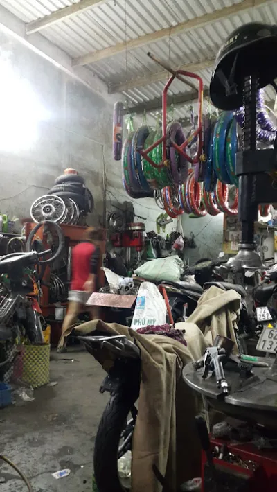 tiệm sửa xe, rửa xe thành công - cửa hàng tạp phẩm