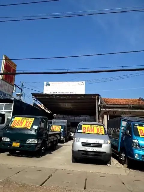 cửa hàng bán ô tô cũ