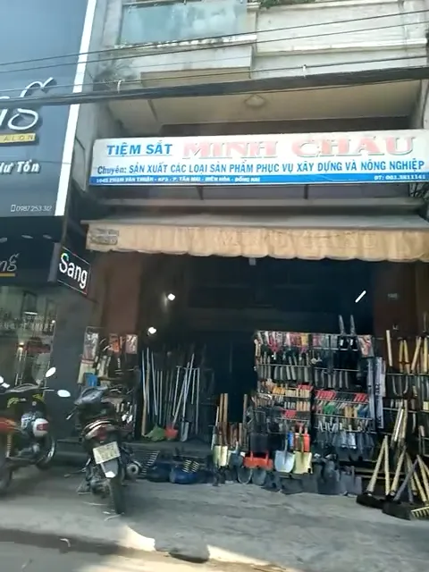 tiệm sắt chuyên sản xuất các loại sản phẩm phục vụ xây dựng và nông nghiệp