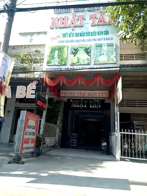 trung tâm màn cửa