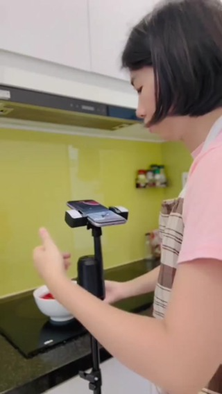 Gimbal AI bản cao cấp Q02 full phụ kiện xoay 360 độ, tích hợp đèn ...