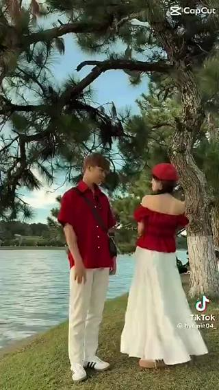 Cặp Áo Đôi Sơ mi, Áo Trễ Vai Nhún Tầng Cho Nam Và Nữ Màu Đỏ Mận Hà...