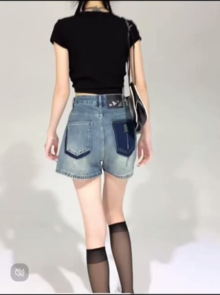 Quần Short Jeans Nữ , Quần Đùi Nữ Chất Liệu Denim Thiết Kế Điểm Ha...