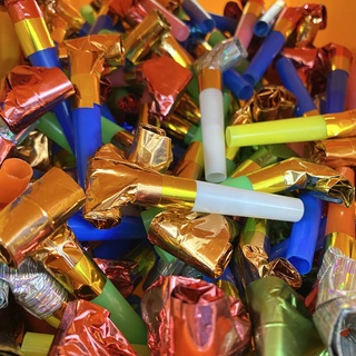 Còi thổi sinh nhật, đồ chơi giải trí cho bé...