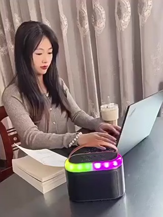 Loa Bluetooth karaoke kèm 2 mic không dây Q6, Loa Karaoke mini có ...