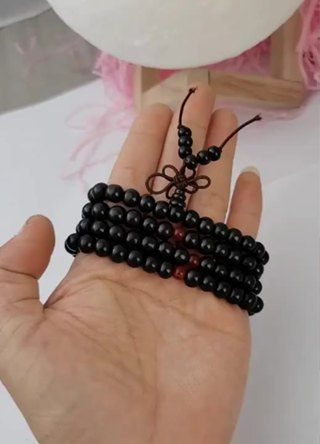 Vòng Tay Chuỗi Hạt Phật Giáo 4 Lớp 6mm Bằng Gỗ Đàn Hương...