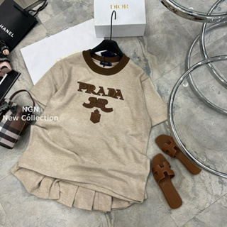 k Set áo cổ yếm vạt xòe nhẹ kẻ sọc kèm quần short có chun phong cá...